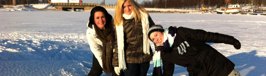 Trois élèves sur la mer gelée en Finlande