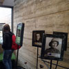 Des portraits des soldats identifiés dans le hall d'accueil