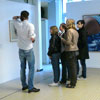 Les élèves présentant aux visiteurs l'exposition