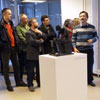 M. Trotignon, professeur d'arts plastiques présentant les oeuvres au public
