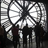 Vue à travers une des horloges de l'ancienne gare d'Orsay