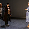 Les élèves de théâtre interprétant Fourcade, La Boîte de Pandore.