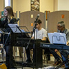 Les élèves de musique interprétant les Beatles, Let it be.